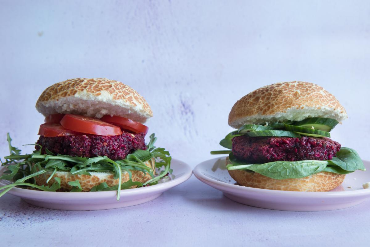 Boekoeloekoe beetroot burger