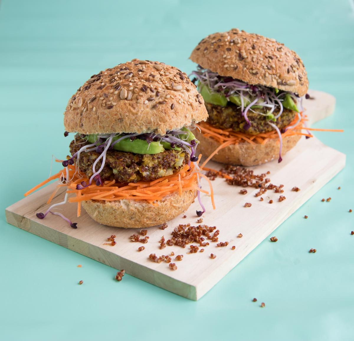 Boekoeloekoe burger with red quinoa